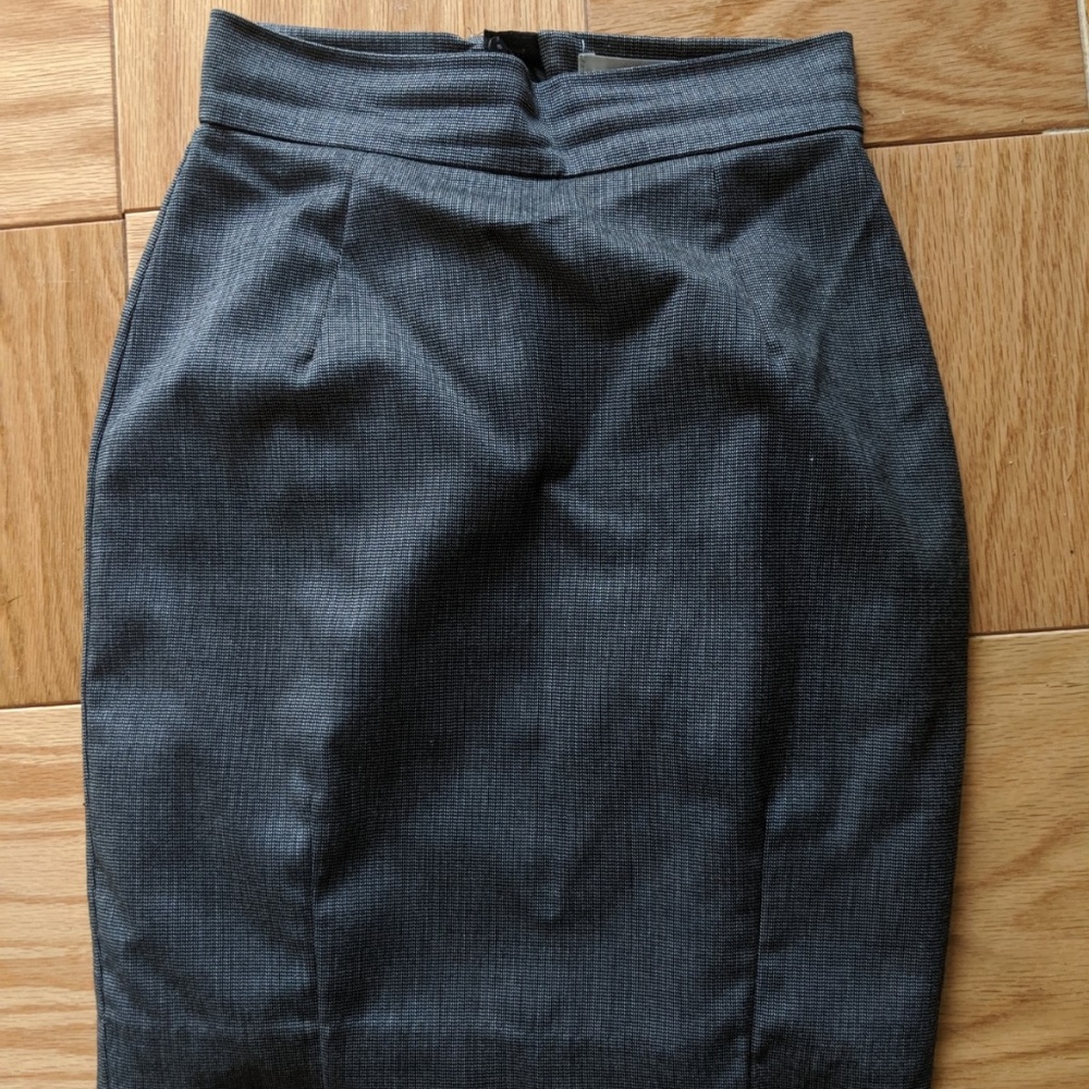 Gray patterned pencil skirt